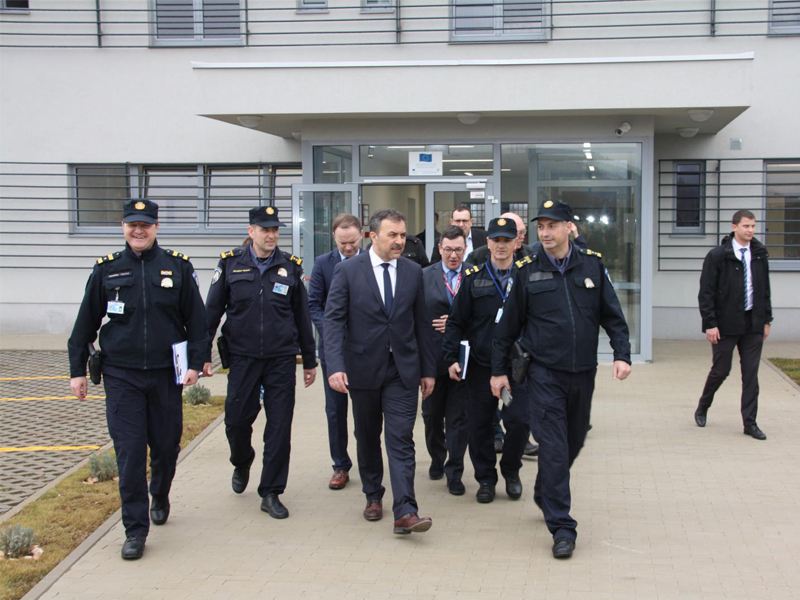 Slika /slike/Posjet Vlahe Orepića PGP Trilj/Ministar_obr.jpg